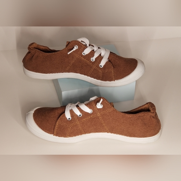 *NWT* Twisted Brand Shoes - Picture 3 of 9